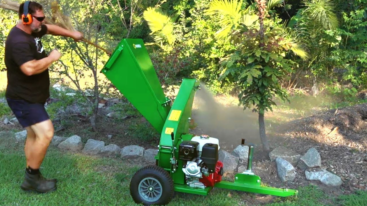 Hansa Chipper Chews Garden Waste