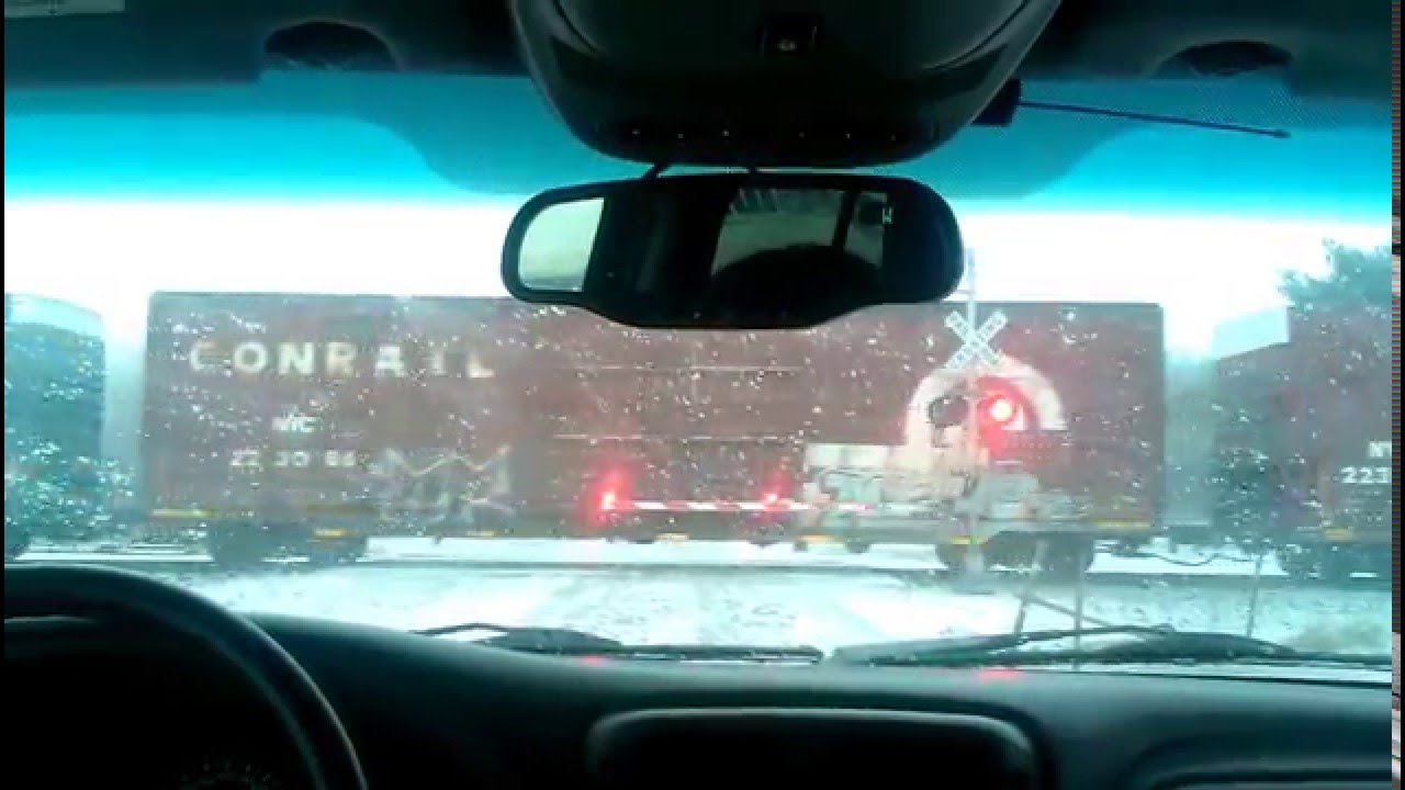 CSX 4822 FREIGHT TRAIN GOIN THROUGH ST ELMO ILLINOIS THAT WAS SHORT!!!!