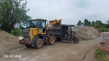 Máy xúc lật múc cát lên công nông ba bánh vận chuyển cát đi đổ ben#congnongbabanh