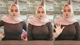 Bunda Jilbab Cantik Manis Duduk Santai Di Wisata Kolam Renang