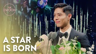 Park Seo-jun hands Park Bo-gum his first acting award | Record of Youth Ep 9 [ENG SUB]