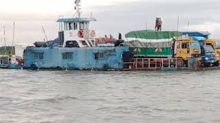 ভোলা ভেদুরিয়া ফেরিঘাট নদীর মাঝখানে