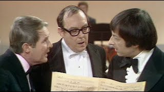 All the wrong notes - André Previn on The Morecambe and Wise Show 1971 Christmas special by B0BtheM00 166 views 4 years ago 12 minutes, 47 seconds