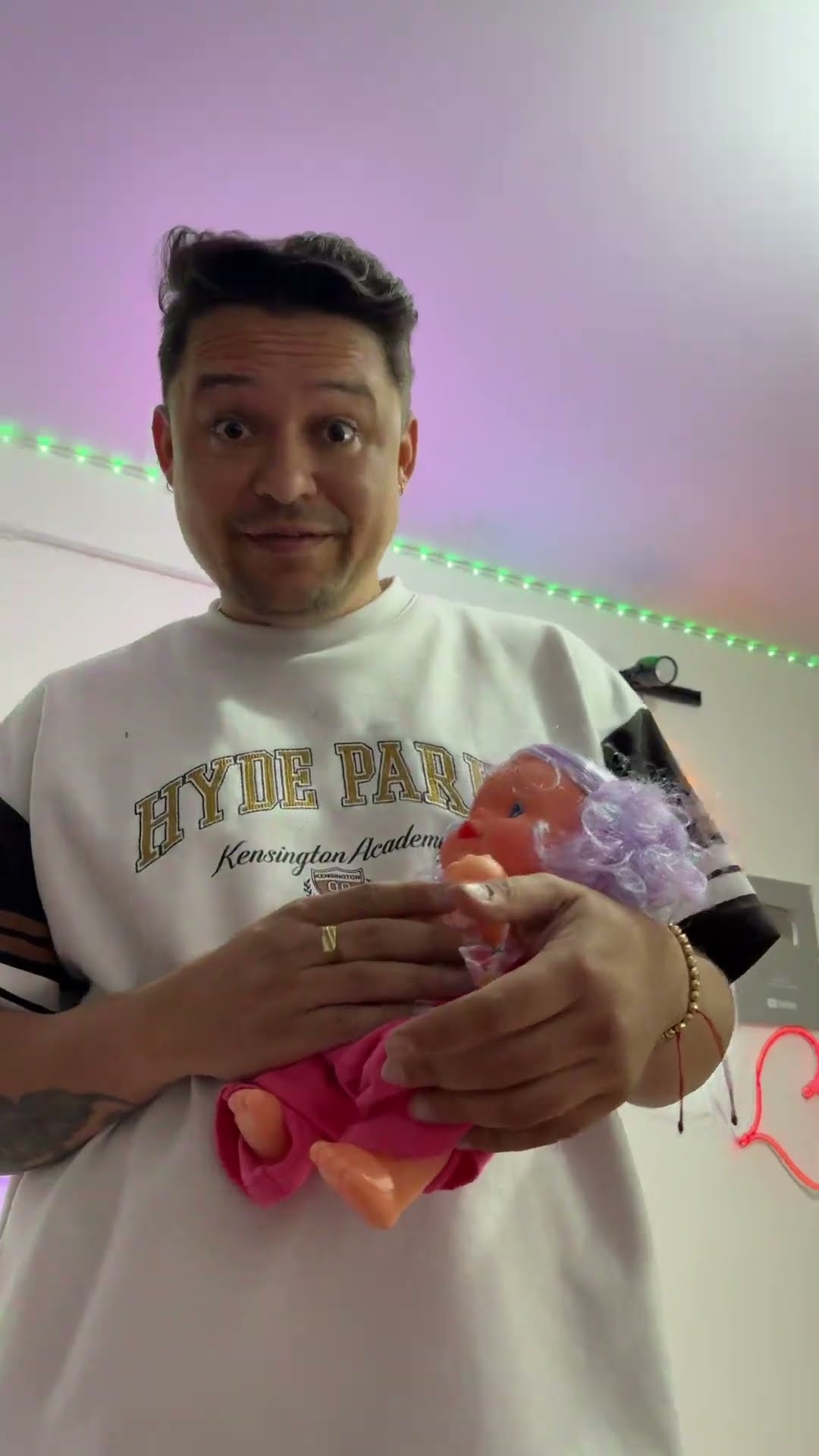 Kendall quiere que le cuidemos las bebés muñecas #humor #cosasdefamilia #comedia #cosasdecasa #com