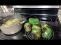 Preparando unos chiles rellenos