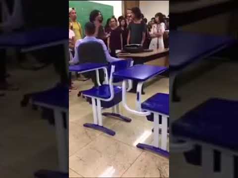 Aluno esquerdista da UnB impede professor de dar aula na faculdade