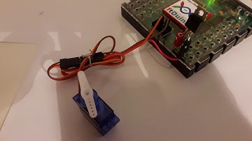 ftDuino controls a RC servo