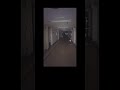 夜の病院に映り込む人の半身