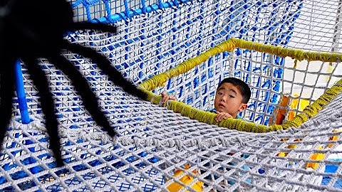 蜘蛛を捕まえろ！　アンパンマンが閉じ込められた　鍵を取り返して！