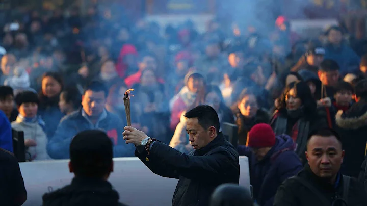 People burn incense and worship Buddha for good luck - DayDayNews