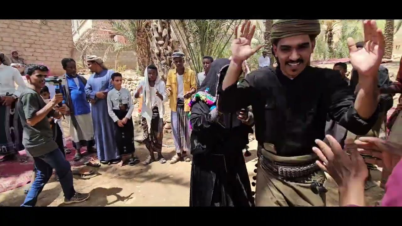 معي في القلب حنيه ،،  شرح معيسي الصوت الأول