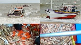 BARCOS DE PESCA GÊMEOS PESCANDO JUNTOS