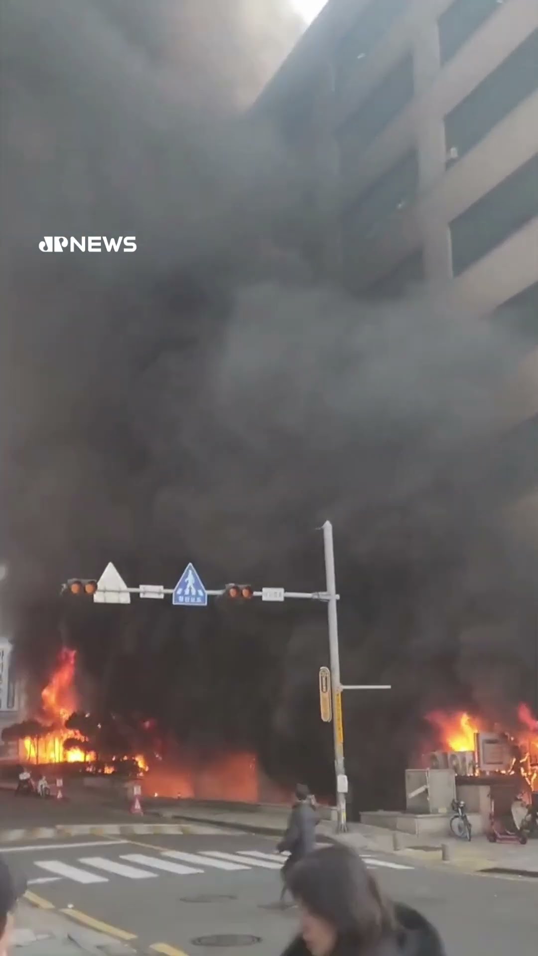 Incêndio em prédio deixa 34 feridos e força evacuação de 200 pessoas na Coreia do Sul #shorts