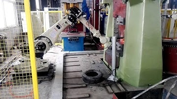 Numerical control hydraulic forging hammer with robot