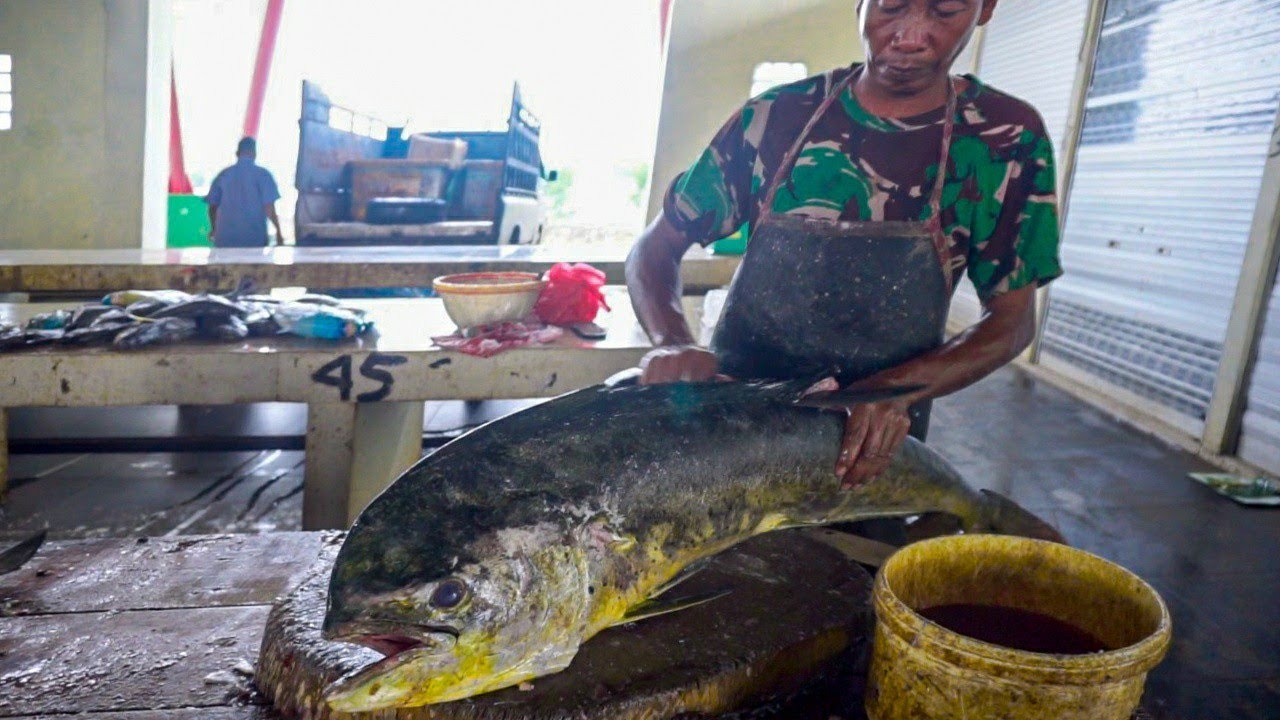 РЕЗКА ГИГАНСКОЙ РЫБЫ ДЕЛЬФИНА (МАХИ МАХИ) || САМЫЙ ОСТРЫЙ НОЖ