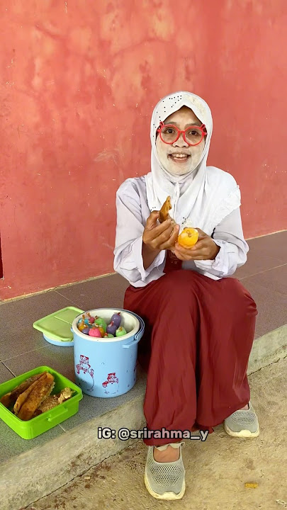 Jualan Es Lilin dan Gorengan Disekolah