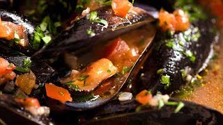 How To Cook Mussels - Steamed Mussels With Garlic White Wine Sauce