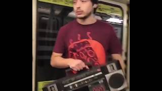 Bailando en el Metro - Pollo Castillo [Humor] RANDOM TOTAL