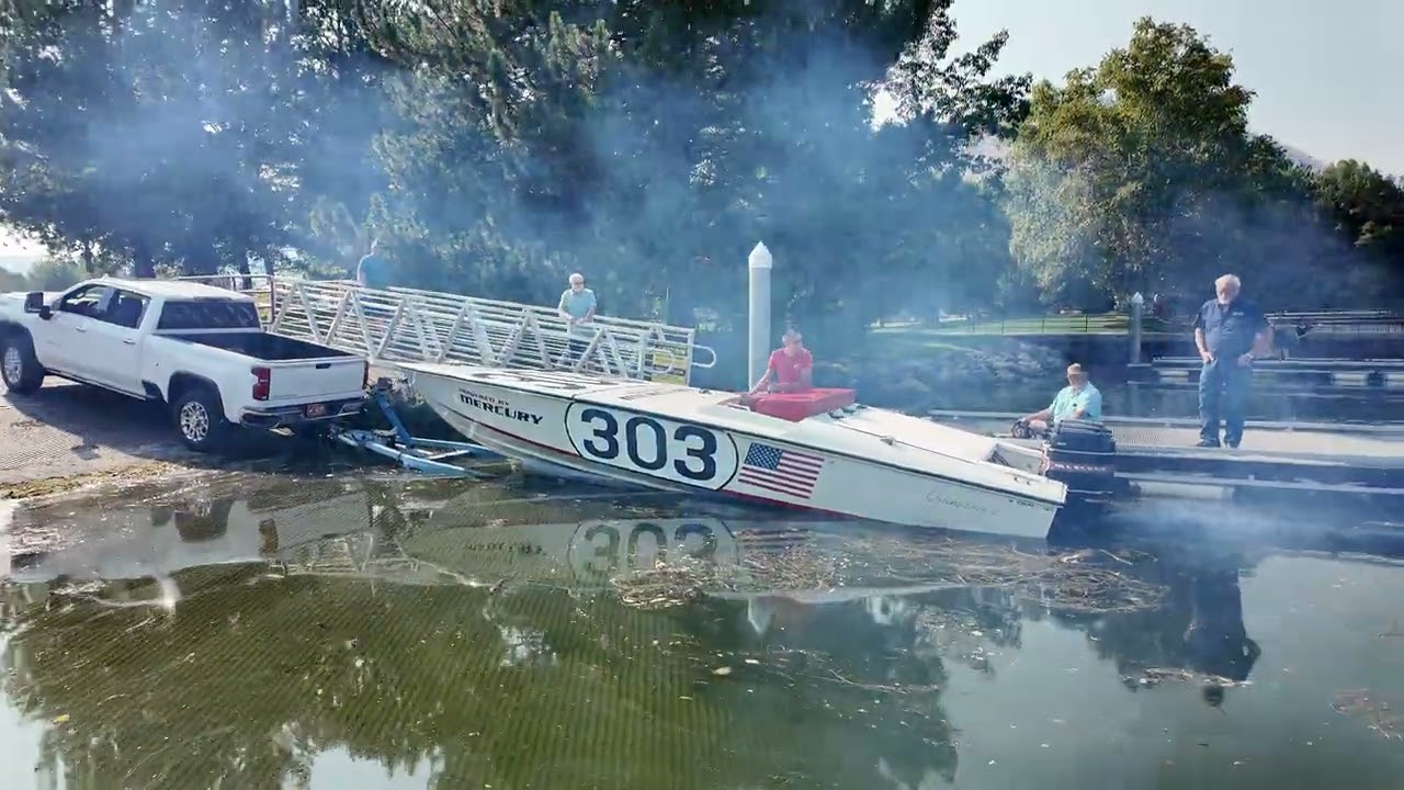 Magnum-Donzi 303 Cold Start with Triple 1250 BP Mercury 2-Stroke Racing Outboards 1969