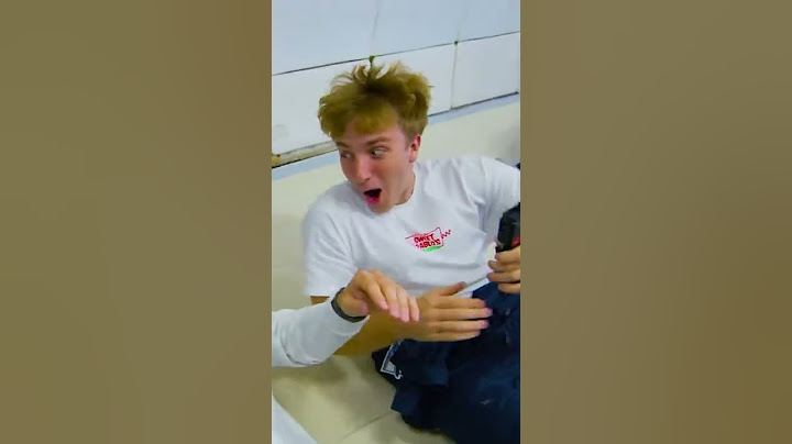 Il Mange Une Pizza Dans l'Espace