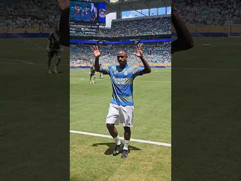 VINI JR ALWAYS HAS TIME FOR MADRID FANS ❤️🤝