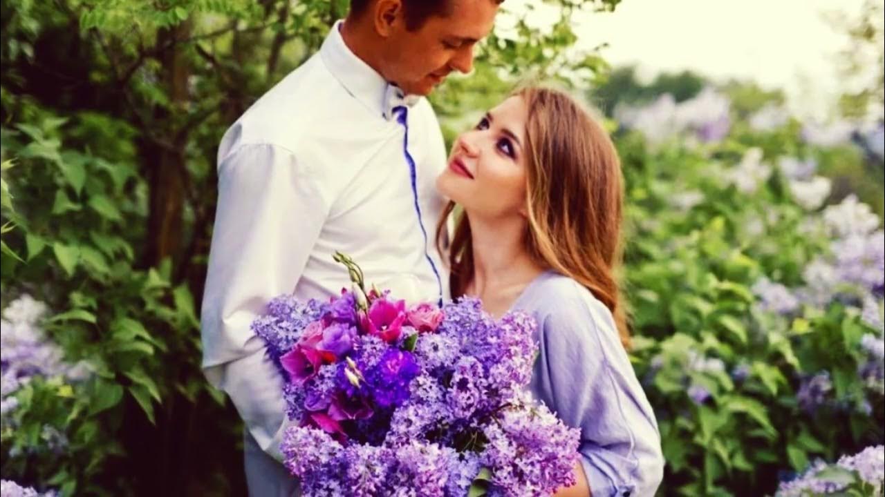 Мужчины дарят женщинам цветы песня. Сиреневый сад Свадебная фотосессия. Фотосессия в сиреневом саду. Фотосессия в сирени. Влюбленные и сирень.