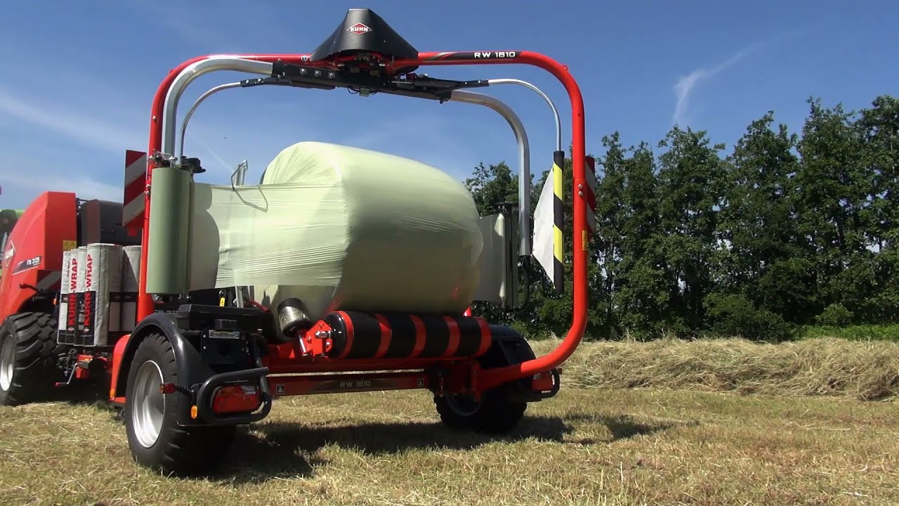 KUHN – FB 3135 et RW 1810 Presse à balle ronde et Enrubanneuse (en action)