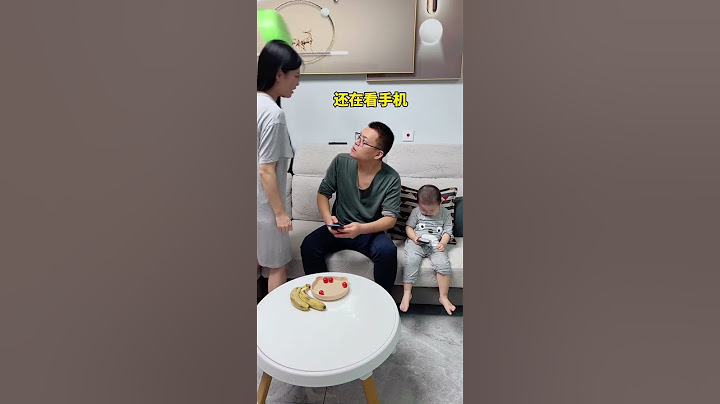 Baby plays with mobile phone and doesn't want to sleep, but mom has a trick to solve this problem.?