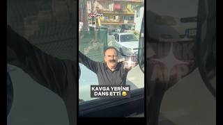Kriz Yönetimi Mükemmel😁: Trafikte Araçtan Inen Bir Şahıs, Kamerayı Görür Görmez Dans Etmeye Başladı