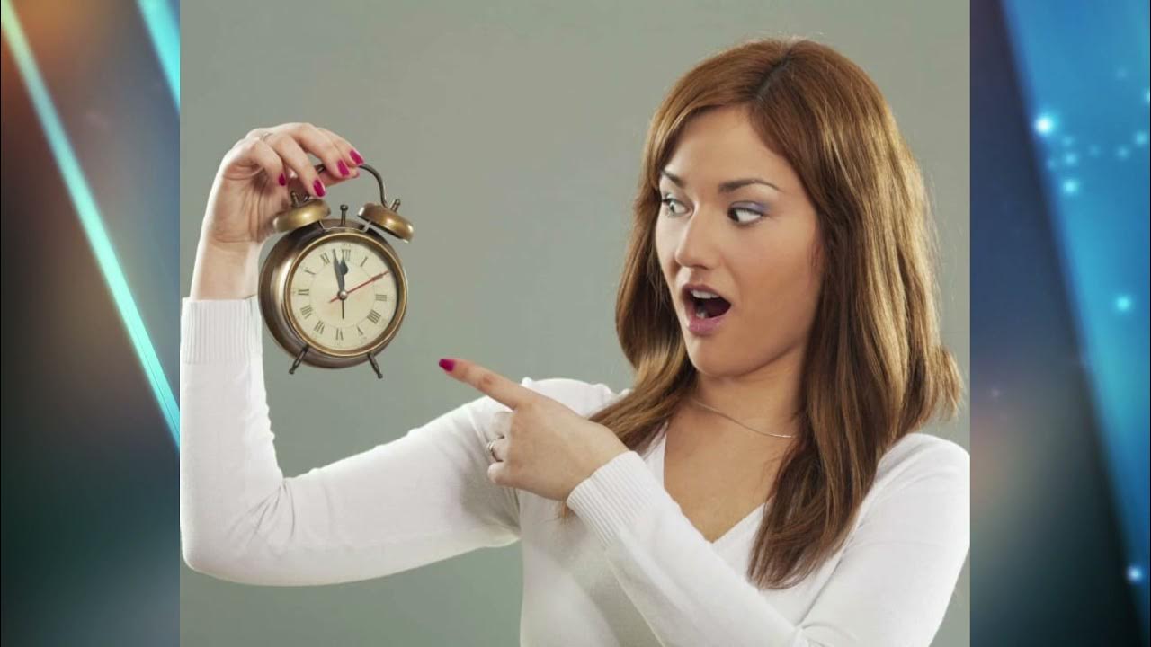 Говорила час назад. Часы для женщин. Девушка и часы. Женщина с часами. Биологические часы женщины.