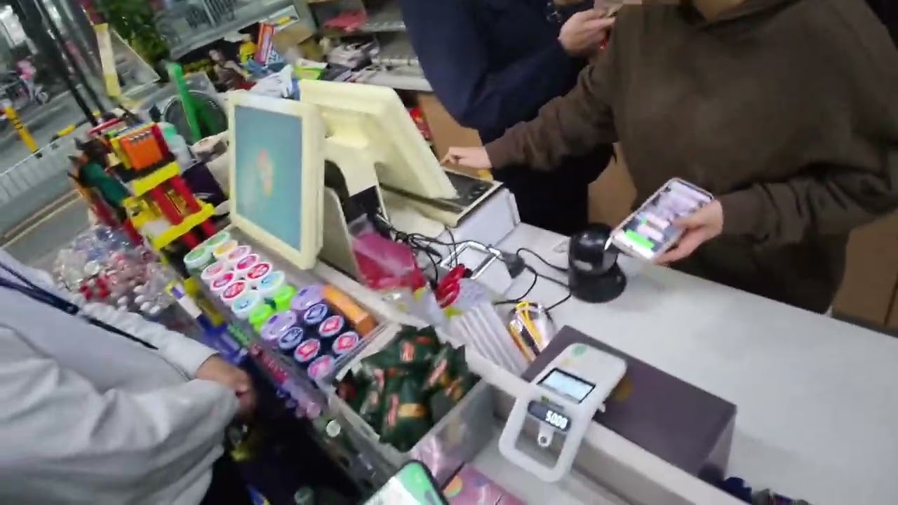 卖假烟被识破 不卖我，提前下班关门，生意不老实做！（下）