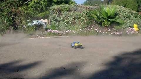 TRAXXAS SLASH 4x4 brushless lipo  JUMP AND CRASH