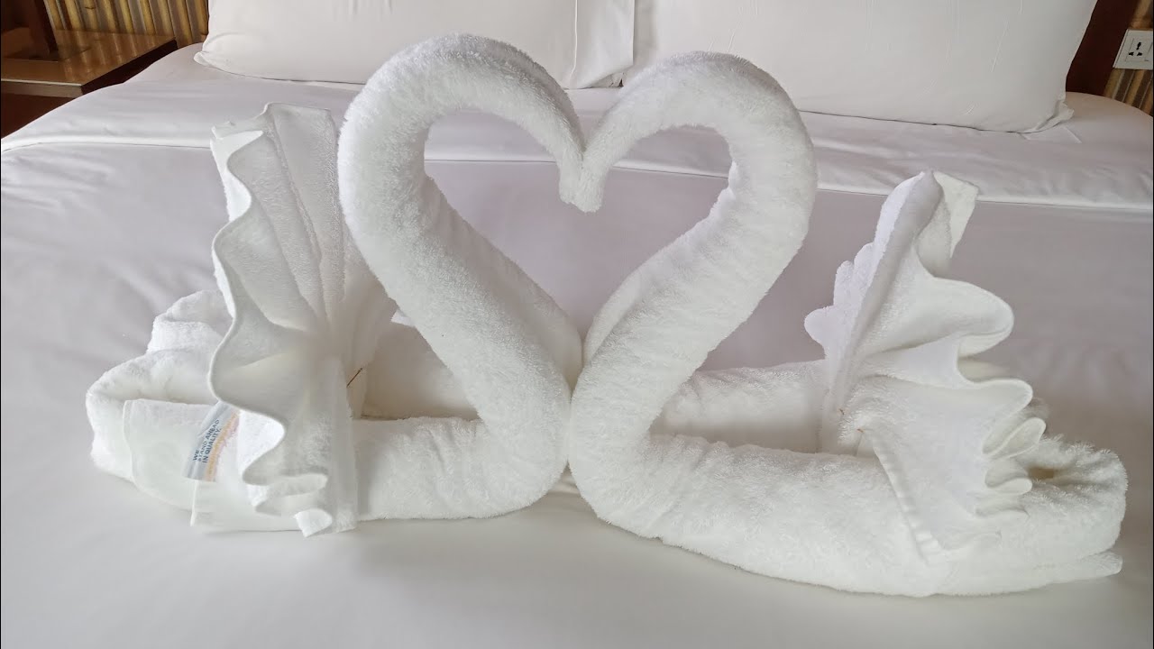 Towel folding swan|beautiful bed decoration|housekeeping towel art|hotel bedroom deco|#RBLOVE#video