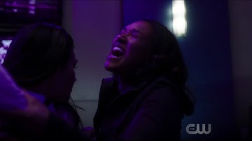 The Flash 4×18 Iris gets stabbed