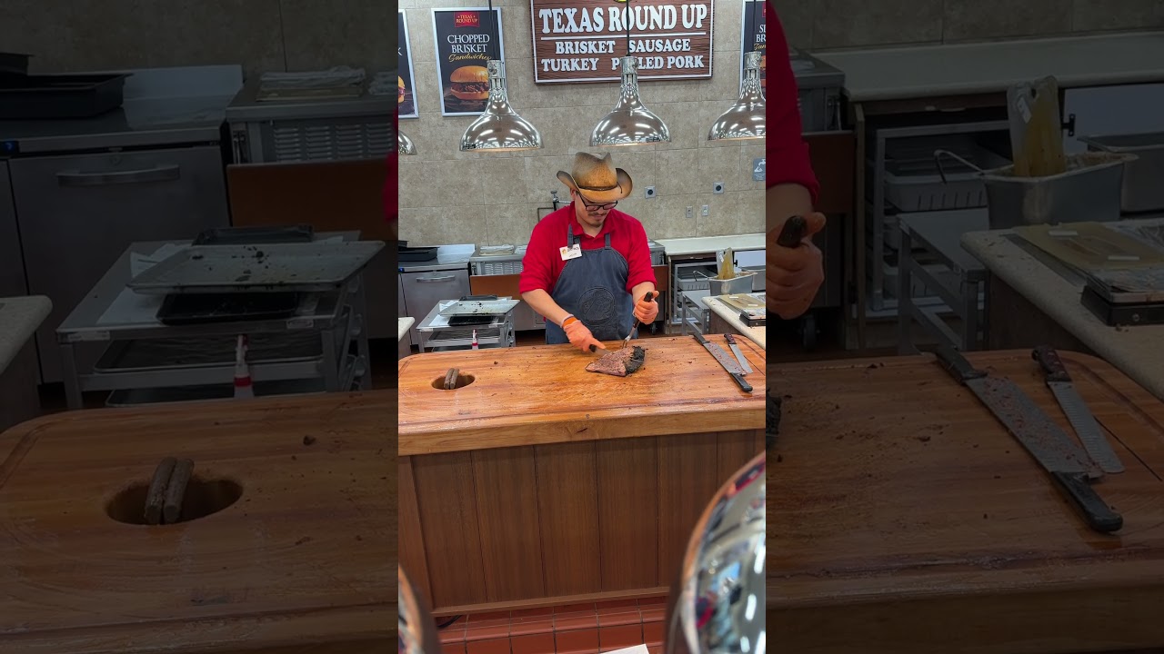 Свежая грудинка на доске и ужасная шутка 