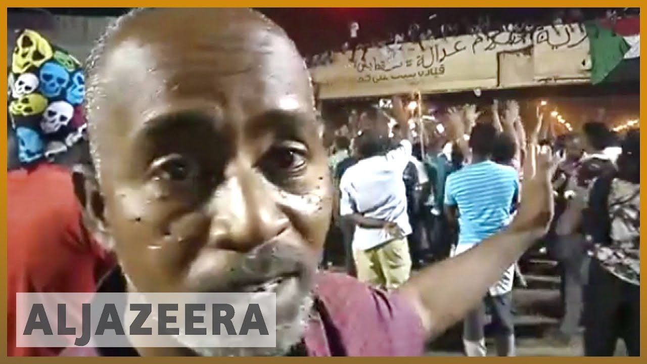 إطلاق نار وغاز مسيل للدموع في احتجاجات السودان | الجزيرة الإنجليزية