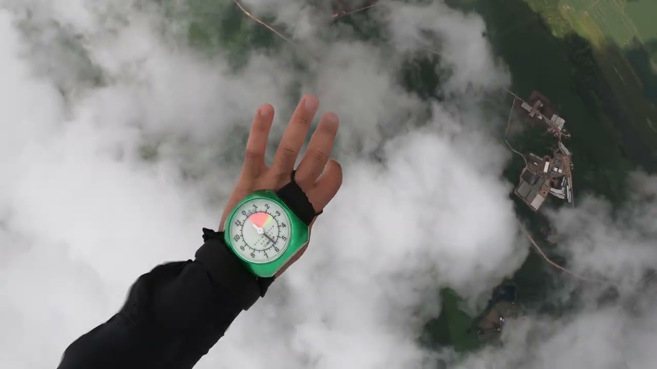 Saltando de paraquedas nas nuvens