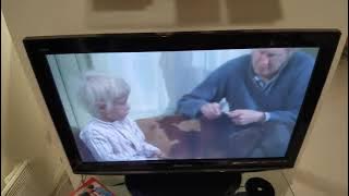 Alfred skar sig i tummen