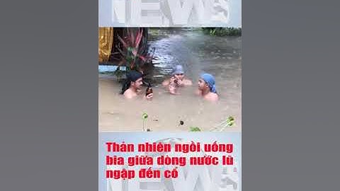 Nhóm thanh niên thản nhiên ngồi uống bía giữa dòng nước lũ ngập đến cổ  #shorts