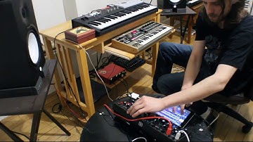Behringer Model D,Neutron,Microkorg,Waldorf Blofeld w/Korg Gadget iOS,Synth Jam Sessions.