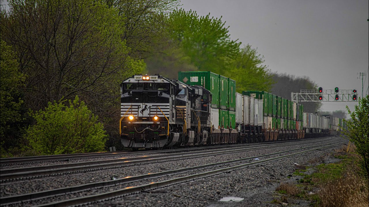 NS 22X Passes CP329 in Archbold, Ohio with a friendly crew - YouTube