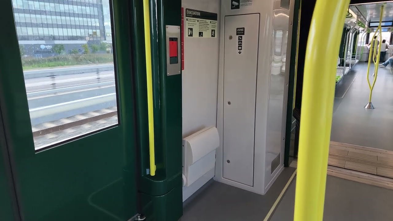 Поездка на поезде REM из Броссара в Монреаль по линии А1 в прекрасный октябрьский день 2023 года 🚝