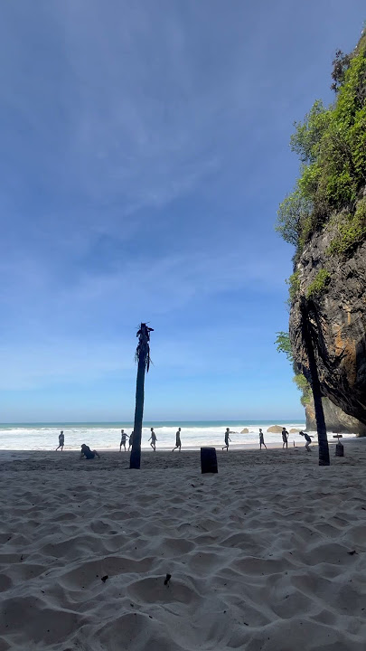 Nikmati keindahan alam di pantai yang menenangkan! 🌊✨ #Pantai #Liburan #alamindonesia