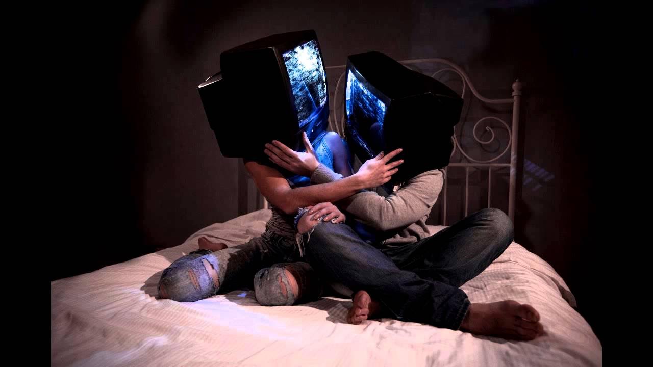 Телевизионная аддикция. Телевизор. Моя жизнь телевизор. Человек перед телевизором. Домашний кинотеатр.