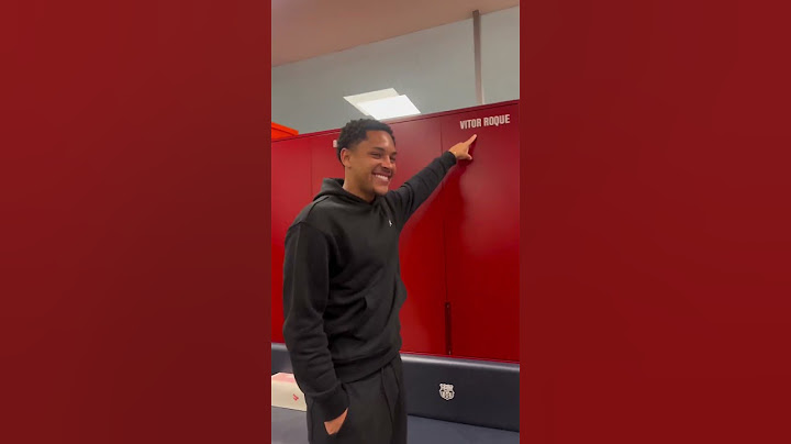 VITOR ROQUE 🤝 LEWA! OLHA A FELICIDADE DO BRASILEIRO AO RECEBER SEU ARMÁRIO NO BARCELONA #shorts