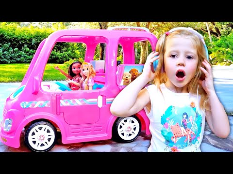 Nastya vai a uma festa com as amigas no carro da Barbie | Foci