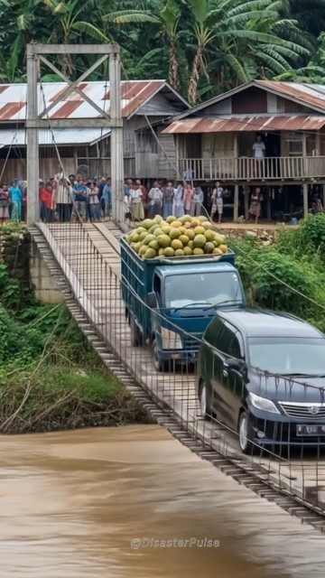 The Moment a Suspension Bridge Collapsed While Vehicles Were Crossing! #shorts