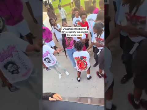 She turned into a wide receiver for that $20😂😂 #viralvideo #youtubeshorts