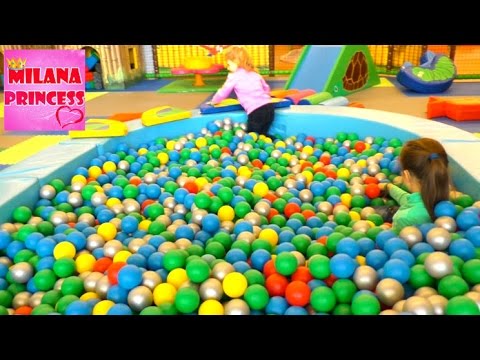 В Детском Парке  - Планета Игрик! Много шариков, горки и веселье детей! A lot of balls, slides