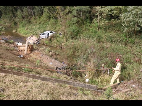 Carros deslizam na pista e despencam em riacho